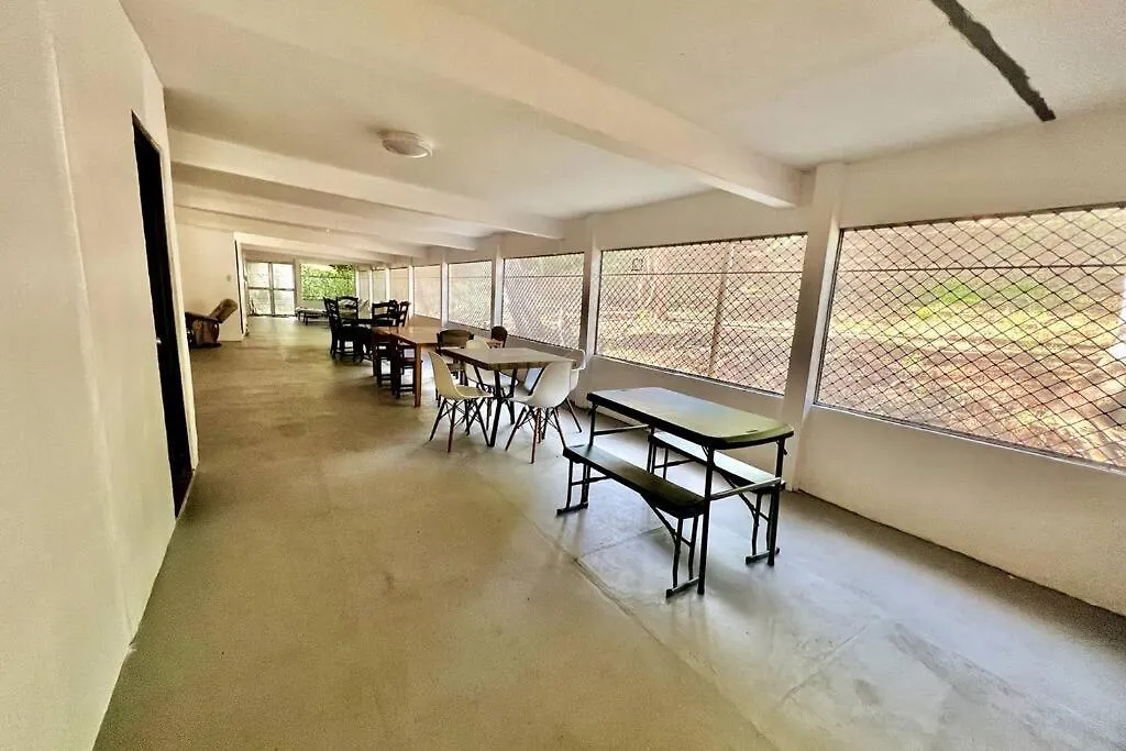 Holiday home 8 Bedroom Subic Bay/300Mbps/Big Screened Lanai Sawat